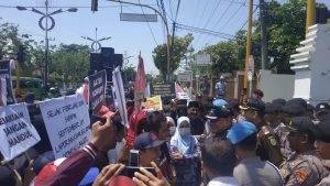 Kejaksaan Sampang di Demo Puluhan  Warga Sokabanah