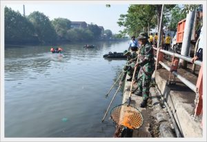 Jelang HUT TNI Ke-74, Ratusan Prajurit Koarmada II Bersihkan Sungai Kalimas