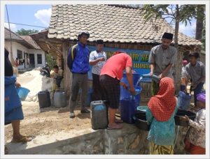 Anggota DPRD Sampang Pantau Dinsos Salurkan Bantuan Air Bersih