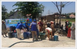 Dinsos Sampang Bersama Tagana Sampang Salurkan Air Bersih di Desa Patarongan