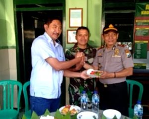 Polsek Torjun Bersama Camat Torjun Ucapkan Selamat HUT TNI ke 74 Pada Danramil Torjun