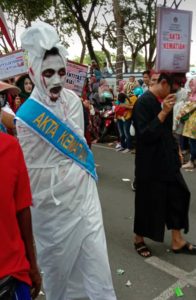 Permohonan Akta Kematian Di Sampang Rendah. Dispendukcapil Sosialisasi Pakai Pocong