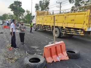 Jembatan Raya Jrengik Ambles, Kasat Lantas Instruksikan Pasang Water Warior dan Lampu Peringatan