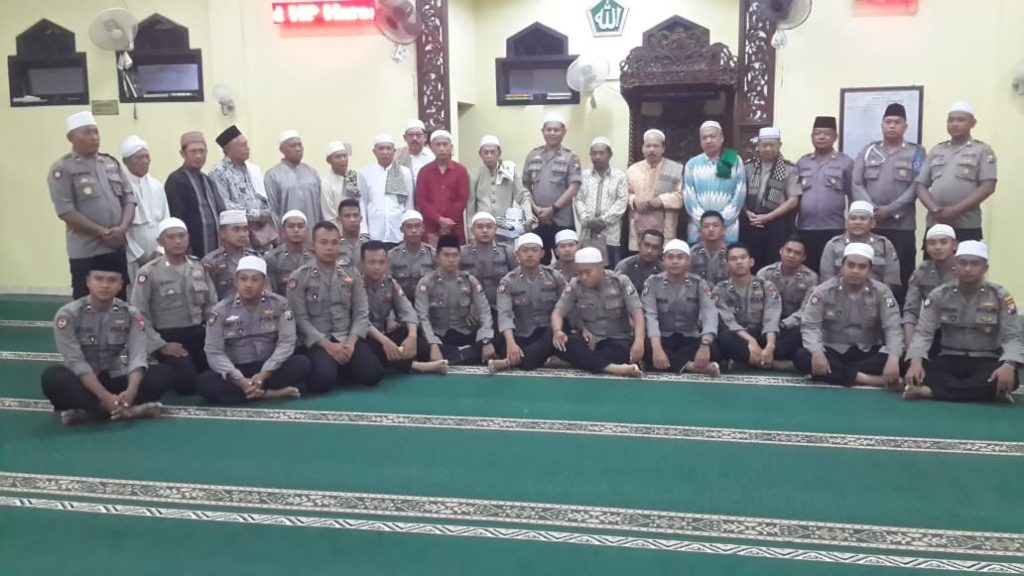 Wakapolres Sampang Pimpin Safari Sholat Shubuh Di Masjid Al Istianah di Jalan Rajawali Sampang