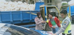 Tak Pakai Penutup, Kasat Lantas AKP Anita Kurdi Stop Dump Truk Pengangkut Batu