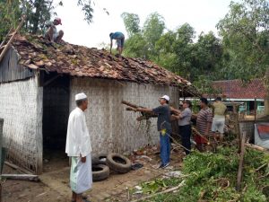 16 Rumah di Desa Patapan Torjun Porak Poranda Di Terjang Angin Puting Beliung