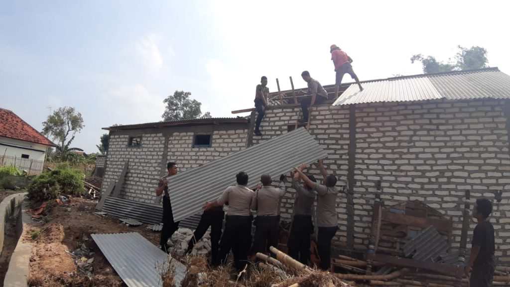Kapolres Sampang Intruksikan Anggotanya Untuk Membantu Warga Desa Patapan yang Terdampak Bencana Angin Puting Beliung.