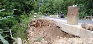 Tebing Jalan Di Kecamatan Robatal Longsor, Ancam Keselamatan Pengendara