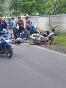 Laka Adu Banteng Di Jalan Raya Plakaran, Jrengik  Sebabkan 1 Korban Kritis