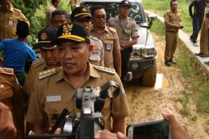 Sidak Kerusakan Jalan Poros Kedungdung, Bupati H Slamet Junaidi Upayakan Perbaikan 2021