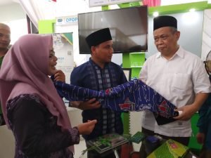 Menaker Ida Fauziah Dan Staf Khusus Wapres, Kepincut Produk Batik Tulis Santri Nata Prajjan