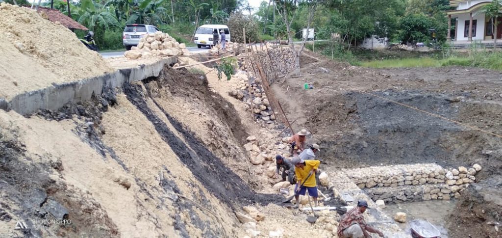 Dinas PU Bina Marga Provinsi Jatim Ingatkan Kualitas Proyek Pembangunan Tebing Jalan Di Robatal