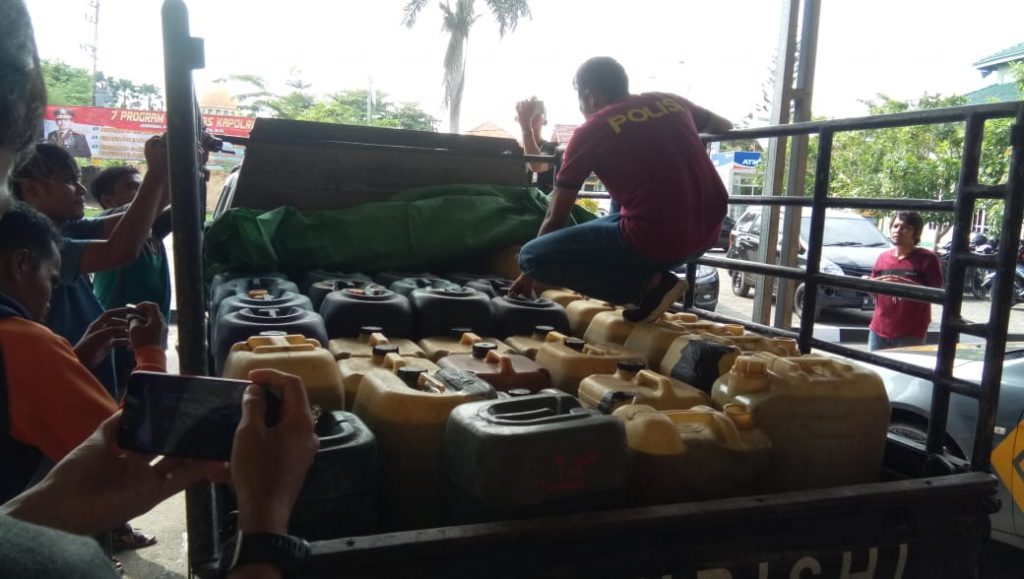 Polres Sampang Amankan Penjual 1.300 Liter Solar Ilegal Di Ketapang