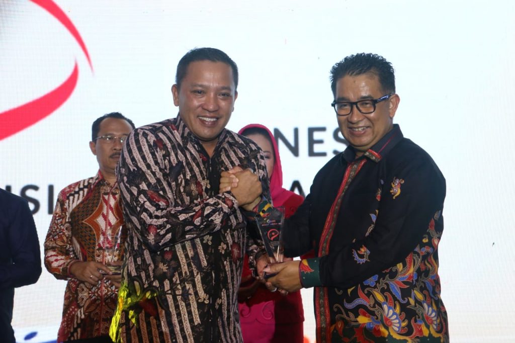 Baru Setahun Memimpin Sampang, H. Slamet Junaidi Terima Penghargaan Visionary Leader