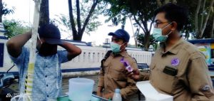 Cegah Penularan Covid-19, Aliansi Jurnalis Sampang (AJS)  Ajak PKL-Tukang Becak Pakai Masker