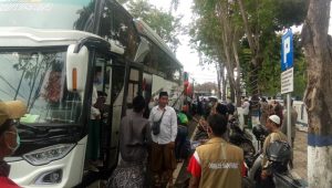 Rombongan Santri Nurul Jadid Paiton Jalani Pemeriksaan Kesehatan Di Posko Covid 19 Sampang