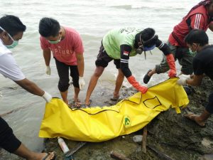 Warga Digemparkan Penemuan Mayat Di Pinggir Pantai Bira Barat – Ketapang