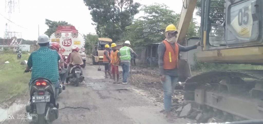 Tuai Protes Warga,  Akhirnya BBPJN VIII Surabaya Perbaiki Kerusakan Ruas Jalan Nasional di Banyuates