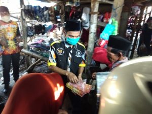 Dukung Upaya Pencegahan Covid-19, LSM GMBI Sampang Bagikan Seribu Masker Pada Pedagang Pasar