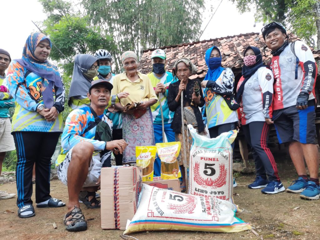 Prihatin Nasib Sukiya – Ardiyah,  Banyuates Bicycle Comunity (BBC) Bantu Sembako dan Pakaian