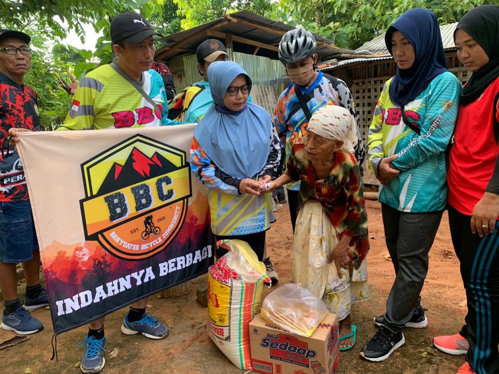 Banyuates Bicycle Community (BBC), Gugah Masyarakat Untuk Berbagi Pada Warga Miskin