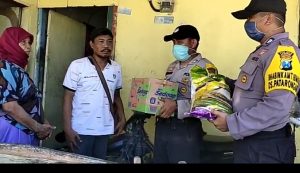 Polsek Torjun Salurkan Bantuan Sembako Terhadap Keluarga Purnawan Polri di Patarongan