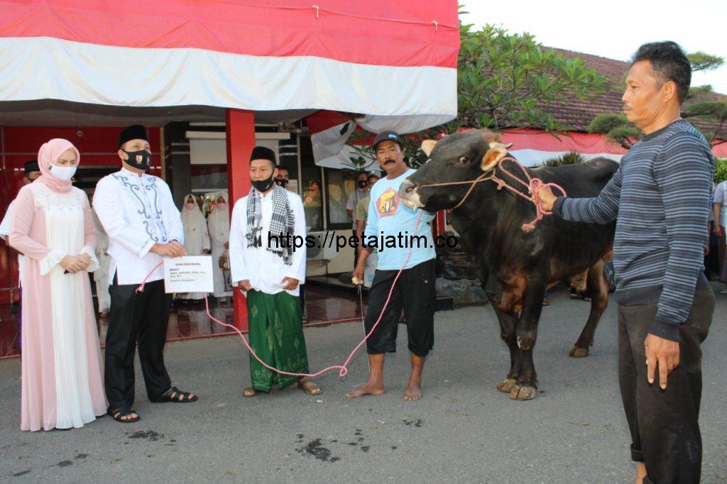 Usai Sholat Id di Masjid Raudlatul Hidayah, Kapolres Bangkalan Bagikan Daging Kurban Pada Kaum Dhuafa