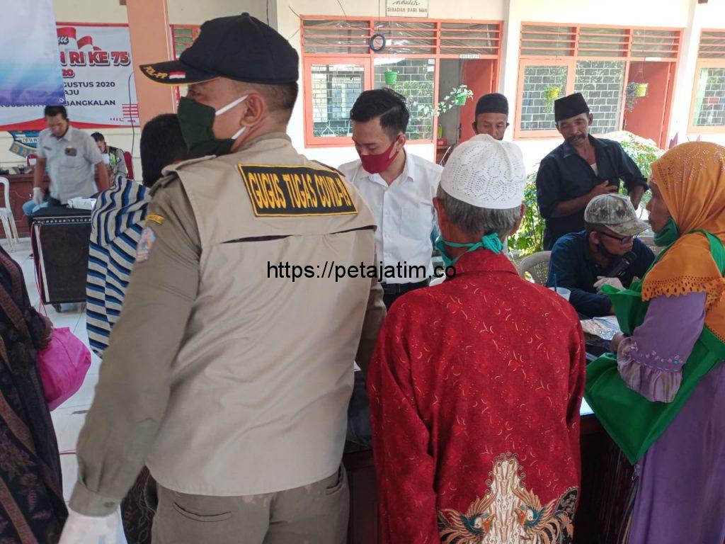 Penyaluran BLT DD Tahap 3 di Kecamatan Arosbaya Bangkalan Tak Patuhi Protokol Kesehatan Covid-19