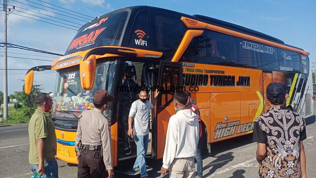 Diduga Tak Kantongi Izin Trayek, Bus Sudiro Tungga Jaya Ramai-Ramai Dihadang Agen PO
