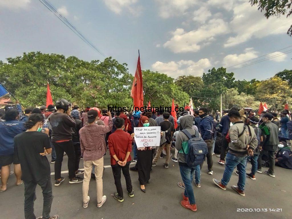 Demo Tolak UU Omnibus Law, Mahasiswa UTM Blokade Akses Jalan Soekarno Hatta Bangkalan