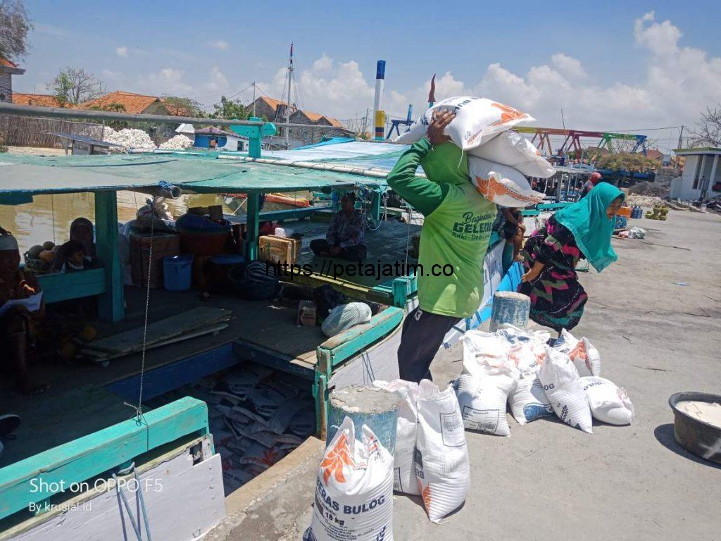 Pendistribusian Bantuan Sosial Beras (BSB) ke Pulau Mandangin Gunakan Kapal Penumpang