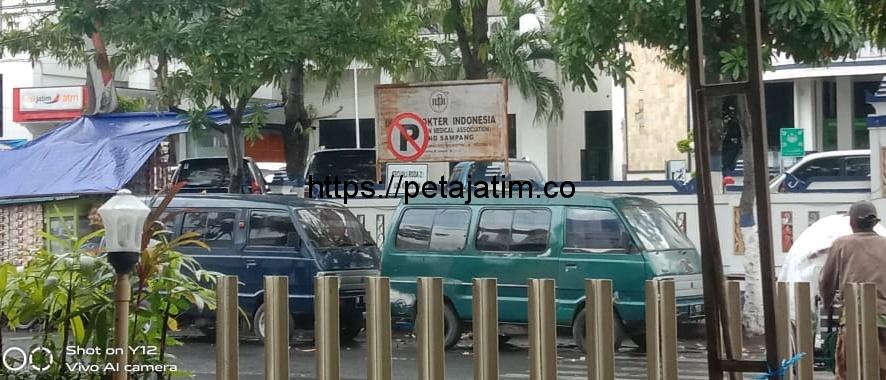 Rambu Larangan Parkir di Langgar, Dishub Sampang Harus Menindak Tegas