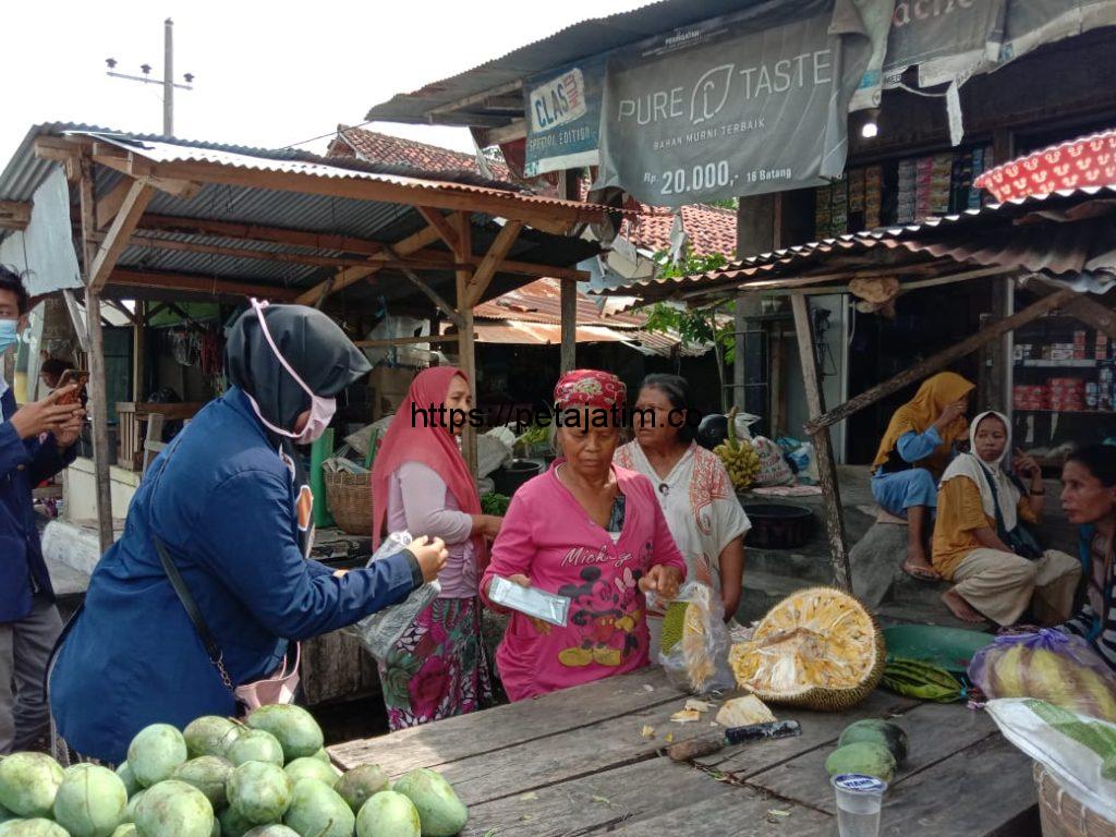 Pengabdian Masyarakat UTM di Desa Panggung Sampang, Bagikan Masker di Tengah Pandemi Covid-19