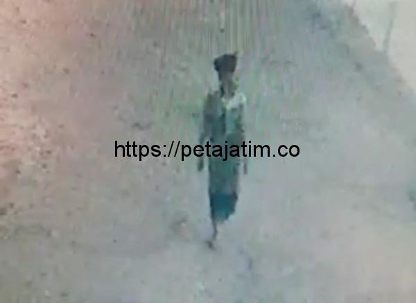 Terduga Pencuri Uang Kotak Amal Masjid Baiturrahman Batioh Terekam Kamera CCTV