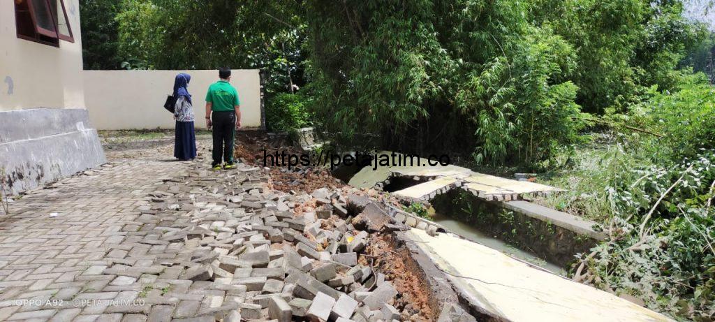 Diterjang Banjir, Pagar Tembok Pustu Tanggumong Sampang Roboh