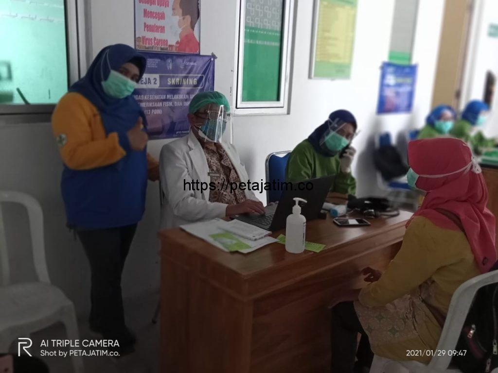 Vaksinator Puskesmas Banyuanyar Bantu Vaksin Nakes RSUD dr Moh Zyn Sampang