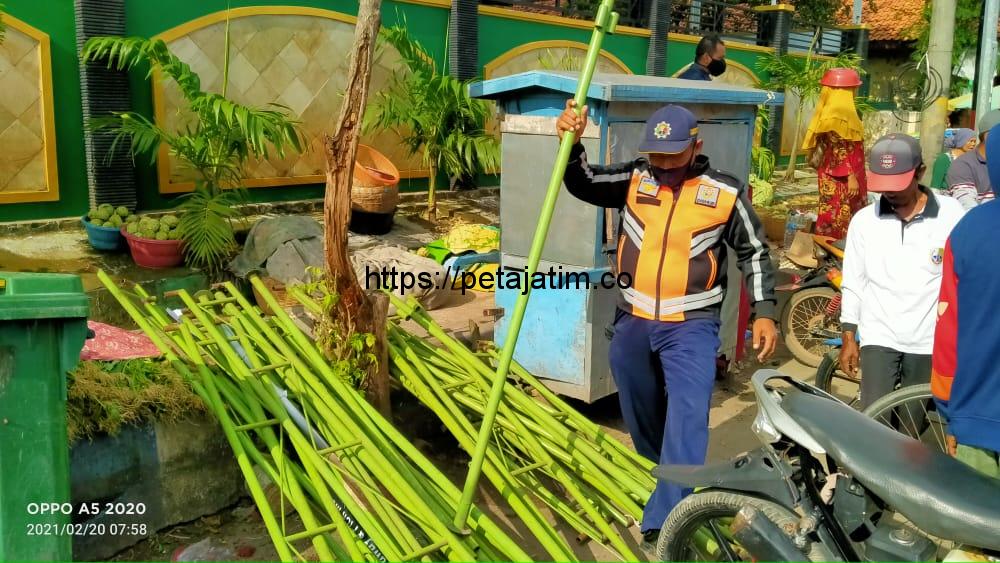Langgar Perda, Satpol PP Sampang Bongkar Paksa Tenda PKL di Pasar Srimangunan