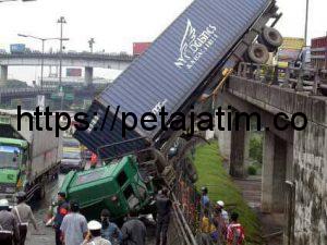 Diduga Sopir Mengantuk, Truk Kontainer Terjun Bebas dari Jembatan Tol Jakarta-Serpong KM 10