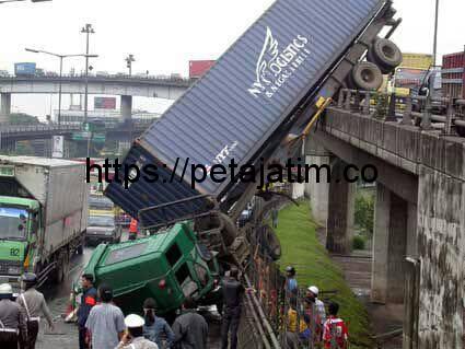 Diduga Sopir Mengantuk, Truk Kontainer Terjun Bebas dari Jembatan Tol Jakarta-Serpong KM 10