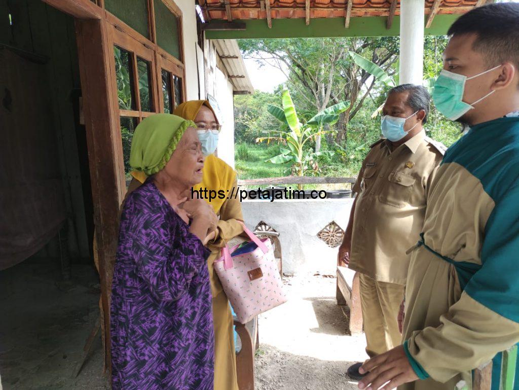 Camat Omben Kunjungi Rumah Nenek Majumi Penderita Kanker Payudara