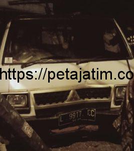 Hindari Motor, Mobil Pick Up Tabrak Toko di Kaseran Torjun