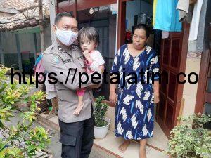 Satbinmas Polres Sampang Kunjungi Kediaman Bocah Penderita Hidrosefalus
