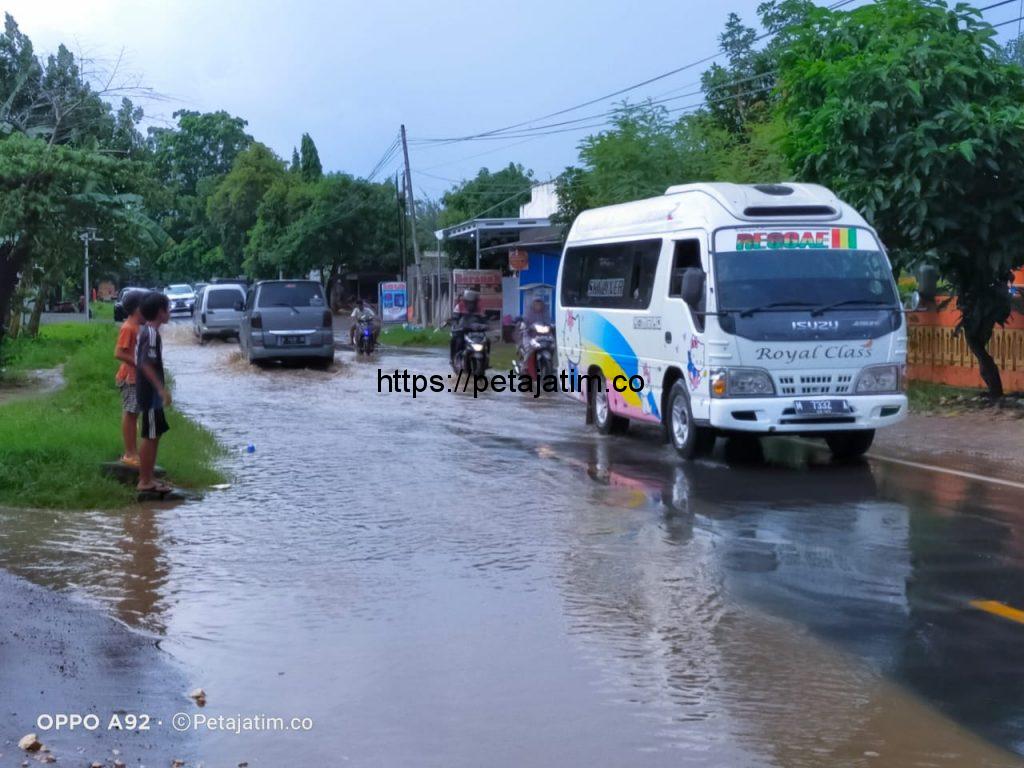 Usai Diguyur Hujan, Jalan Nasional Di Sampang Madura Tergenang Air