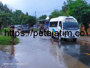 Usai Diguyur Hujan, Jalan Nasional Di Sampang Madura Tergenang Air