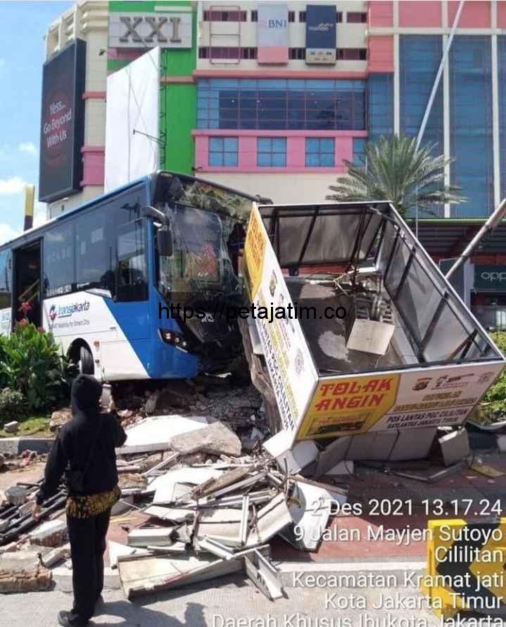Bus Trans Jakarta Tabrak Pos Lantas PGC,  Satu Orang Luka