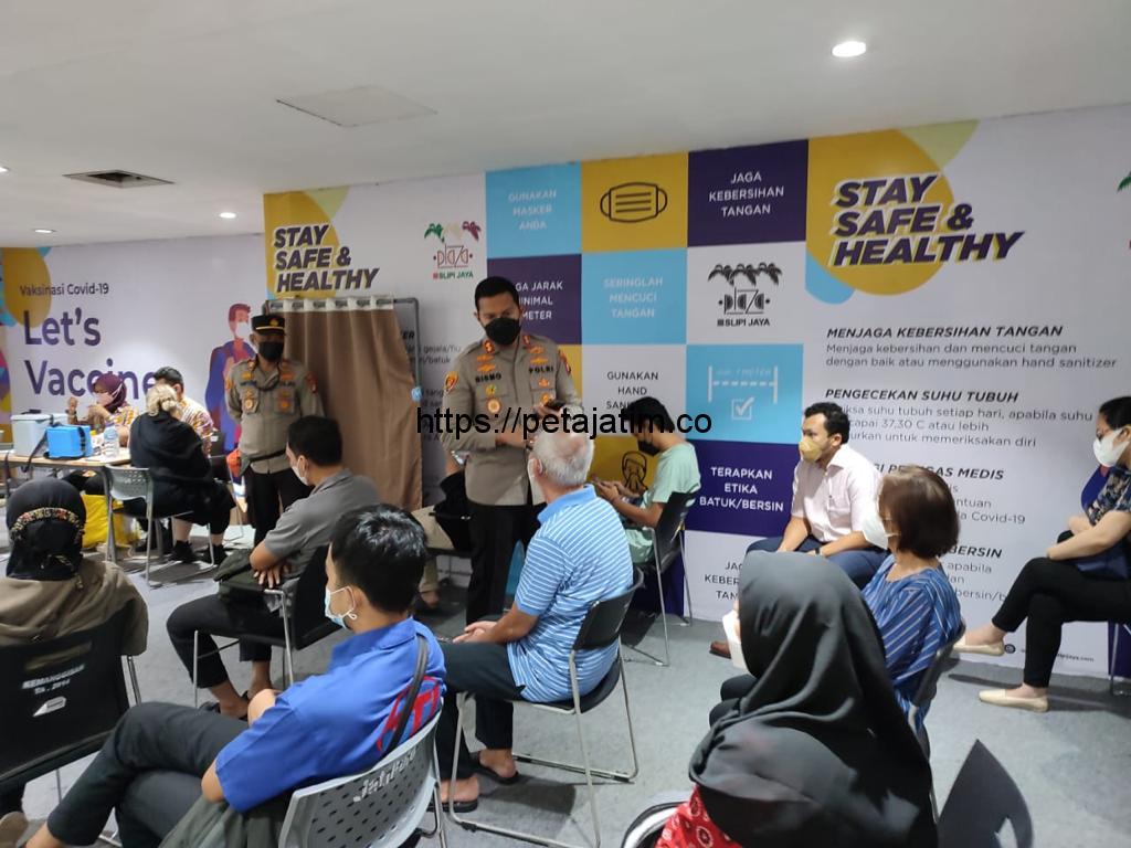 Tinjau Gerai Vaksin  Booster,  Wakapolres Metro Jakarta Barat :  Hindari Kerumunan Vaksinator 100 orang Setiap Jam