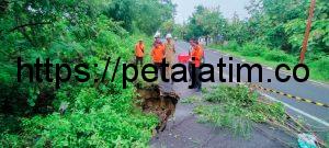 Ruas Jalan Kabupaten di Pangarengan Ambles Akibat Intensitas Curah Hujan Tinggi