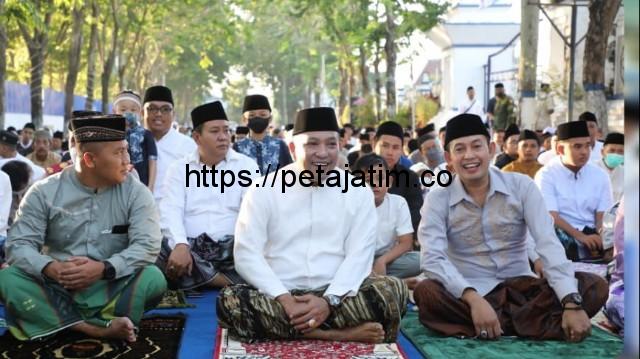 Bupati dan Wabup Sampang Shalat Idul Fitri 1443 H Bareng Warga di Wijaya Kusuma
