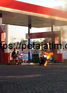 Motor Warga Surabaya Terbakar Saat Mengisi BBM di SPBU Bancelok Jrengik