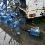 Truk Bermuatan Galon Air Nyelonong Menabrak Pagar Polsek Kota Sampang